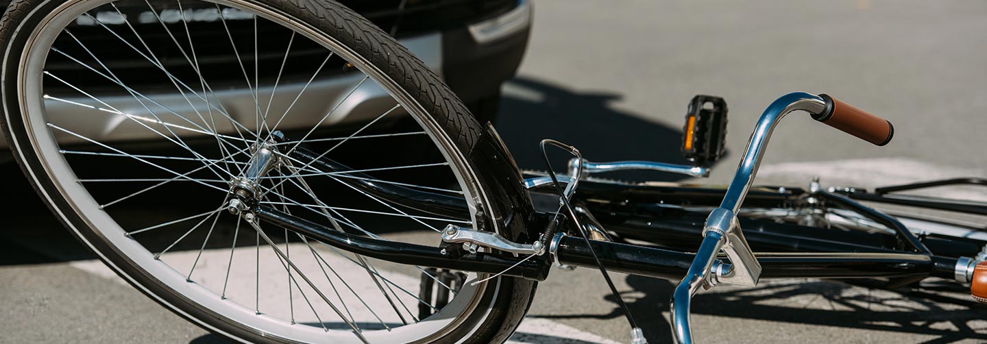 Unfallversicherung – Einfahrten sind Unfallschwerpunkte mit Fahrrädern